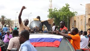 Demonstranten in Nigers Hauptstadt Niamey nach dem Militärputsch im vergangenen Sommer. Der Niger wendet sich wie zuvor seine Nachbarn Mali und Burkina Faso von den westlichen Partnern, insbesondere Ex-Kolonialmacht Frankreich, ab und Russland zu. Foto: Djibo Issifou/dpa