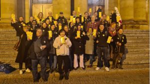 Am Samstag solidarisierten sich Beschäftigte der  Stuttgart Staatstheater mit Kolleginnen und Kollegen, die an anderen Häusern unter belastenden Arbeitszeiten leiden. Foto: Cristina Otey/CO