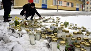 Menschen trauern um den getöteten Schüler. Foto: dpa/Markku Ulander
