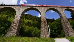Orkanböen haben am Sonntagvormittag die Höllentalbahn im Schwarzwald außer Betrieb gesetzt. (Symbolbild) Foto: dpa