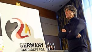 Ob er dann immer noch im Amt ist? Bundestrainer Joachim Löw vor einem Plakat für die EM 2024.Gereizt und schnippisch: der DFB-Direktor Oliver Bierhoff Foto: dpa