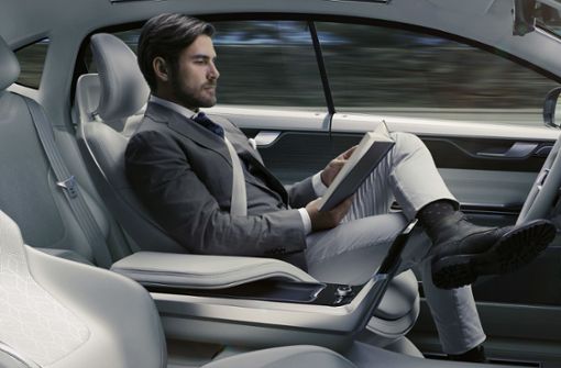 Noch ein fernes Ziel: Entspannt ein Buch lesen, während der  elektronische Chauffeur sich um das Fahren kümmert. Foto: olvo