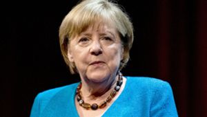 Angela Merkel wird ausgezeichnet. Foto: dpa/Fabian Sommer