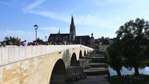 Der Vorfall ereignete sich an der Steinernen Brücke in Regensburg (Archivbild). Foto: IMAGO/Manfred Segerer