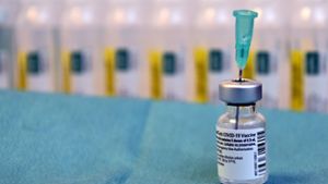 Die europäische Arzneimittelbehörde erlaubt eine sparsamere Nutzung des Impfstoffs von Biontech und Pfizer. (Archivbild) Foto: dpa/Eric Lalmand