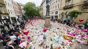 Auch eine Woche nach dem Attentat sitzt der Schock bei den Menschen in Manchester tief. Foto: PA Wire