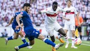 Silas Katompa (Mi.) und der VfB Stuttgart haben den Klassenverbleib noch nicht sicher – sondern treten nun in der Relegation an. Foto: dpa/Tom Weller