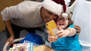 Das dürfte ein herzerwärmendes Selfie geworden sein, das der kleinen Patientin den Krankenhausaufenthalt kurz vor Weihnachten versüßt. Foto: AFP