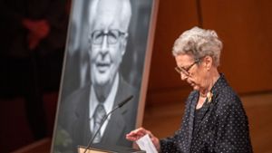 Das letzte Wort bei der Trauerfeier gebührte Hans-Jochen Vogel selbst. Seine Witwe Liselotte las eine Erklärung vor. Foto: dpa/Peter Kneffel
