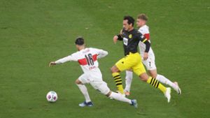 Wo immer ein Dortmunder hinkam im Ligaspiel (hier Mats Hummels) – es waren schon zwei Stuttgarter da. Atakan Karazor (links) und Maximilian Mittelstädt erobern den Ball. Foto: Baumann