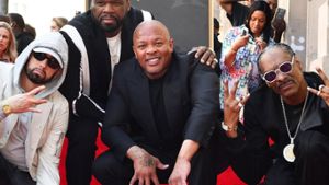 Star-Produzent Dr. Dre (Bildmitte) mit seinen Kumpels Eminem, 50 Cent und Snoop Doop (v.l.n.r.) auf dem Walk of Fame Foto: VALERIE MACON/AFP via Getty Images