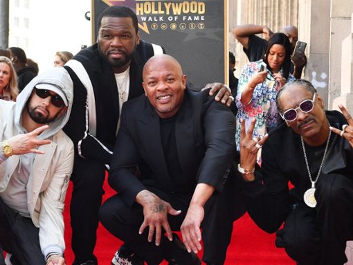 Star-Produzent Dr. Dre (Bildmitte) mit seinen Kumpels Eminem, 50 Cent und Snoop Doop (v.l.n.r.) auf dem Walk of Fame Foto: VALERIE MACON/AFP via Getty Images