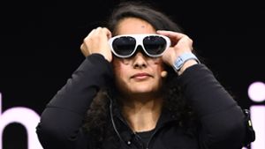 Eine Frau probiert auf der Messe eine Virtual-Reality-Brille der Marke Samsung an. Foto: AFP/ROBYN BECK