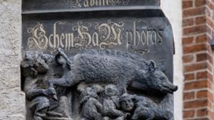 Ein Fall für den Bundesgerichtshof: das extrem judenfeindliche Relief an der Wittenberger Stadtkirche. Foto: dpa/Hendrik Schmidt