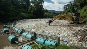 Die Organisation The Ocean Cleanup holt Müll aus dem Fluss Las Vacas in Guatemala. Foto: -/The Ocean Cleanup/dpa