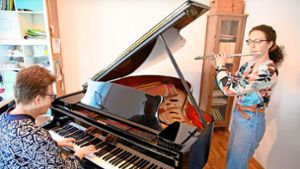 Bei der Vorbereitung des Bundeswettbewerbs „Jugend musiziert“: Die Esslinger Flötistin Nadjana Panteleit wird von ihrer Mutter Kathrin am Klavier begleitet. Foto: Rainer Kellmayer