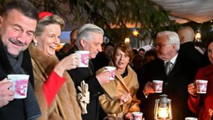 Von links: Königin Mathilde, König Philippe, Elke Büdenbender und Bundespräsident Frank-Walter Steinmeier auf dem Weihnachtsmarkt in Dresden. Foto: imago/Photo News