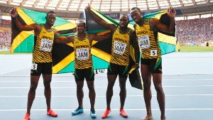 Jamaikas Sprintstar Usain Bolt (rechts) hat bei den Leichtathletik-Weltmeisterschaften in Moskau seine dritte Goldmedaille gewonnen. Der sechsfache Olympiasieger siegte am Sonntag mit Jamaikas Staffel über 4 x 100 Meter in 37,36 Sekunden.  Foto: dpa