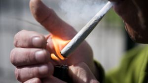 Ein Mann raucht einen Joint. Der Bundesrat hatte am 22. März 2024 den Weg zur Teil-Legalisierung von Cannabis zum 1. April freigemacht. Foto: Sebastian Gollnow/dpa