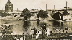 Als der Neckar bei Esslingen noch nicht schiffbar war und die Straßenbahn über die Pliensaubrücke ratterte, waren sommerliche Badefreuden ein beliebtes Postkartenmotiv. Foto: Stadtarchiv