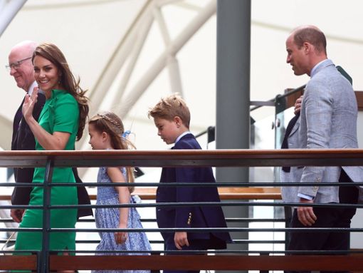 Prinz William und Prinzessin Kate erreichen mit ihren Kindern Prinzessin Charlotte und Prinz George das Wimbledon-Gelände. Foto: IMAGO/Shutterstock