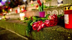 Auch drei Jahre nach dem Anschlag schmücken Blumen und Kerzen das Mahnmal für die Opfer des Anschlags  am Breitscheidplatz Foto: dpa/Christoph Soeder/Britta Pedersen