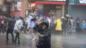 Selfie trotz Taifun: Wer ein Bild von sich selbst verschickt, will damit eine bestimmte Botschaft transportieren. Foto: dpa