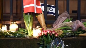 Trauernde haben Blumen und Kerzen an der Synagoge in der Kopenhagener Innenstadt niedergelegt. Ein 22-Jähriger soll dort einen 37 Jahre alten Wachmann erschossen haben. Foto: dpa