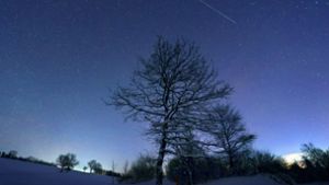 Das Foto zeigt eine verglühende Sternschnuppe am frühen Morgen im bayerischen Allgäu. Foto: dpa/Karl-Josef Hildenbrand
