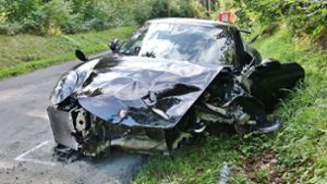 Unfall in Botnang: Bei einem Frontalzusammenstoß ist unter anderem ein Porsche schwer beschädigt worden. Foto: 7aktuell.de/Kevin Lermer