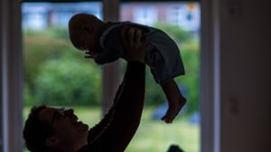 Das Durchschnittsalter von Vätern in Deutschland steigt seit Jahren. Foto: Jens Büttner/dpa