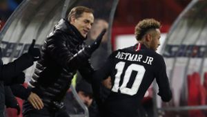 Trainer Thomas Tuchel (links) von Paris St. Germain macht sich Sorgen um Neymar. Foto: AP