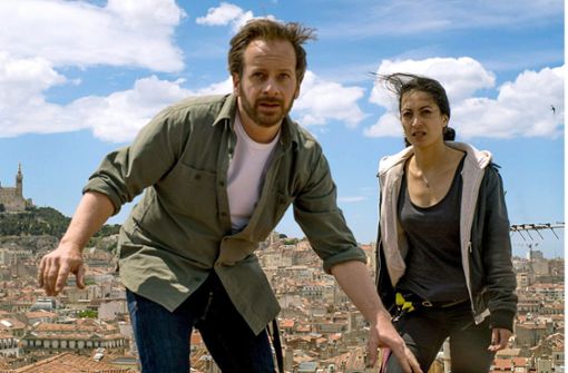 Bruno (Fabian Busch) und Aliya (Sabrina Amali) fliehen über die Dächer von Marseille. Foto: ARD Degeto/Roland Suso Richter