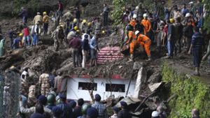In Shimla ist nach heftigem Regen ein hinduistischer Tempel eingestürzt. Rettungskräfte suchen nach Menschen. Foto: dpa/Pradeep Kumar