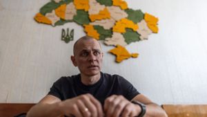 Dmytro Orlow,  Bürgermeister der von russischen Soldaten besetzten ukrainischen Kraftwerksstadt Enerhodar, sitzt in seinem Büro in Saporischschja vor einer Karte der Ukraine. Foto: dpa/Oliver Weiken