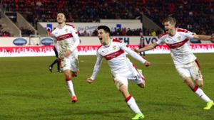 Josip Brekalo (Mitte) erzielte für den VfB Stuttgart den wichtigen Siegtreffer beim 1. FC Heidenheim – wird es das „Tor des Jahres“? Foto: Pressefoto Baumann