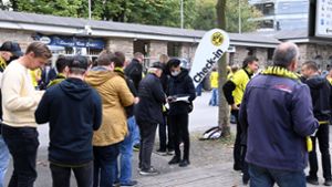 Fußballfans zeigen am Stadioneingang ihren Impfnachweis. Foto: imago images/Matthias Koch