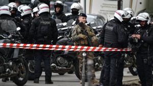 Abriegelung vor den iranischen Konsultat in Paris. Ein Augenzeuge berichtete, er habe einen Mann „mit einer Granate oder einer Sprengstoffweste“ beim Betreten   beobachtet. Foto: IMAGO/ABACAPRESS//Abdullah Firas