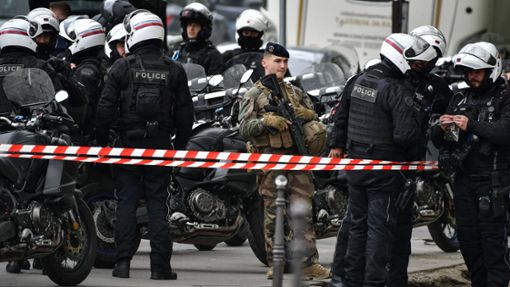 Abriegelung vor den iranischen Konsultat in Paris. Ein Augenzeuge berichtete, er habe einen Mann „mit einer Granate oder einer Sprengstoffweste“ beim Betreten   beobachtet. Foto: IMAGO/ABACAPRESS//Abdullah Firas