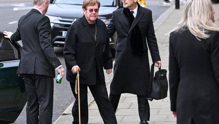 Trauergast Elton John geht am Stock