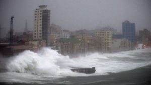 Starke Wellen schlagen an den Malecon, die berühmte Uferpromenade in Havana. Foto: AP