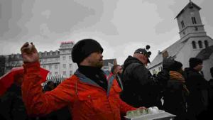 Ein Demonstrant wirft Eier gegen das isländische Parlamentsgebäude. Er will wohl auch, dass Gunnlaugsson nicht weitermacht. Foto: Getty Images Europe