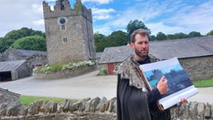 Touristenführer James McKay erklärt, wie die Castle Ward mithilfe von visuellen Effekten in den  Sitz der GoT-Familie Stark verwandelt wurde. Foto: Philip Kearney