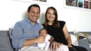 Glückliche Eltern: Andreas Jarolim und Katharina Türk mit Töchterchen Maila. Foto: /Greta Gramberg