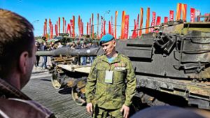 Ausgestellte Kriegsbeute in Moskau: Ein russischer Offizier steht vor einem in den USA hergestellten M1-Abrams-Panzer, der  von russischen  Streitkräften aus der Ukraine mitgebracht wurde. Foto: dpa/Alexander Zemlianichenko