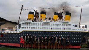 Maritimer Import aus Hessen: Die einstige „Titanic“ der Issgemer Buben ist beim Pferdemarkt als „MS Leonberg II“ unterwegs. Foto: privat/Issgemer Buben
