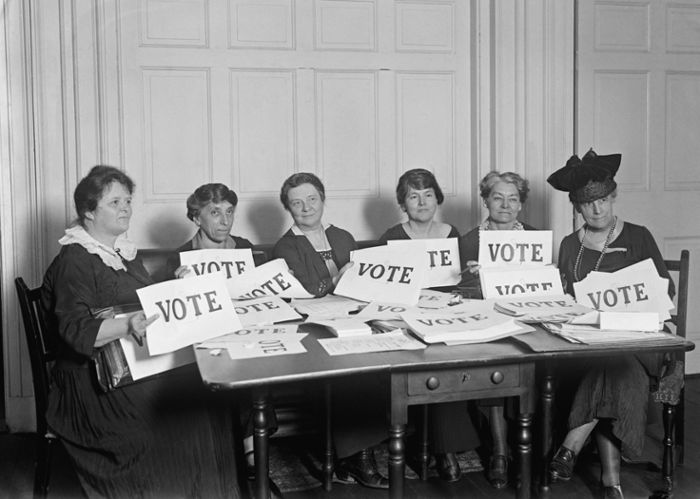 US-Amerikanische Frauenrechtlerinnen halten Schilder mit der Aufschrift Vote hoch, 1924.