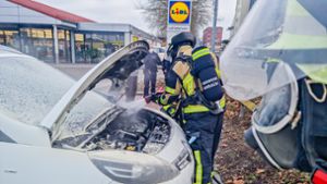 Auto brennt auf Lidl-Parkplatz