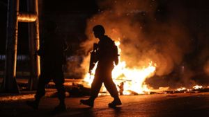 Soldaten patrouillieren auf den Straßen inConcepción: Die Protestierenden in Chile legen Feuer. Foto: AFP/PABLO HIDALGO