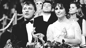 Elizabeth Taylor und Richard Burton bekamen 1968 je einen Bambi. Die beiden Schauspieler, zu dieser Zeit ein Ehepaar, kamen 45 Minuten zu spät und ein wenig angeheitert zur Veranstaltung. Foto: Burda